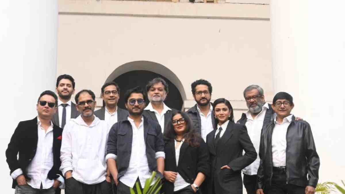 টাউন হলে মুক্তি পেল 'সত্যি বলে সত্যি কিছু নেই'-এর ঝলক, কেন সাদা-কালো পোশাকে হাজির হলেন কলাকুশলীরা? 