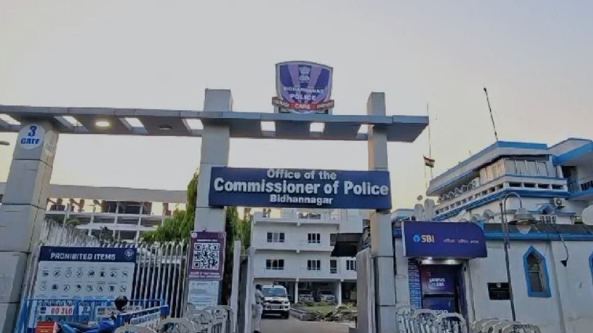 In disguise of Income Tax officers a group of CISF jawans committed robbery