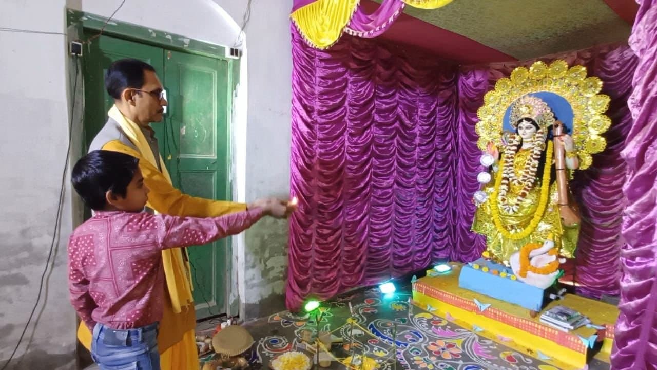 Chandannagar: বাগদেবীর আরাধনায় মগ্ন আরশাদ আলি