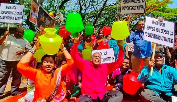 Water : কর্ণাটকে জলের হাহাকার 
