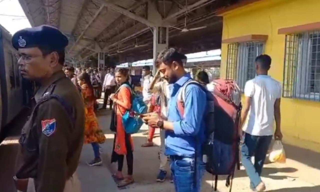 মোবাইল ফোন উদ্ধারে চেন টেনে ট্রেন থামানো হল মেমারিতে 