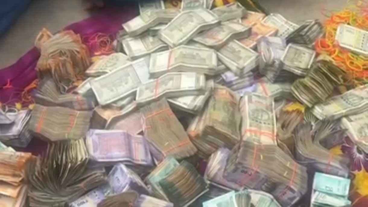 Woman smuggler arrested in purba Bardhaman gnr 