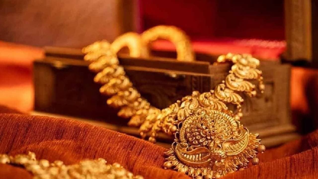 Gold Price Today 22 And 24 Carat Price Fall Again In Kolkata on 14 11 2025