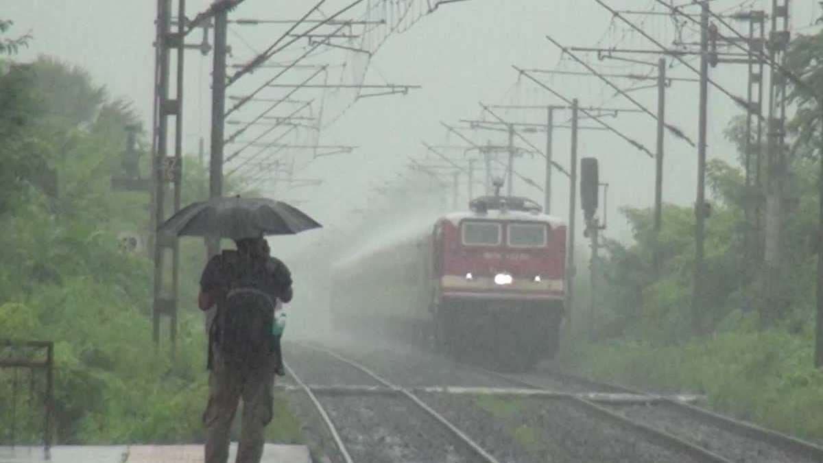 TO ENSURE SMOOTH TRAIN OPERATIONS COMPREHENSIVE MONSOON PLAN BY SEALDAH DIVISION 