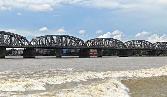 River Ganges: ‌বালি ব্রিজ থেকে গঙ্গায় ঝাঁপ যুবকের