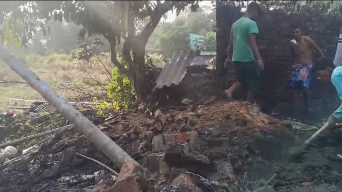 বারুইপুরের চম্পাহাটিতে বাজি কারখানায় বিস্ফোরণ, ঝলসে গেলেন তিন জন, অবস্থা আশঙ্কাজনক