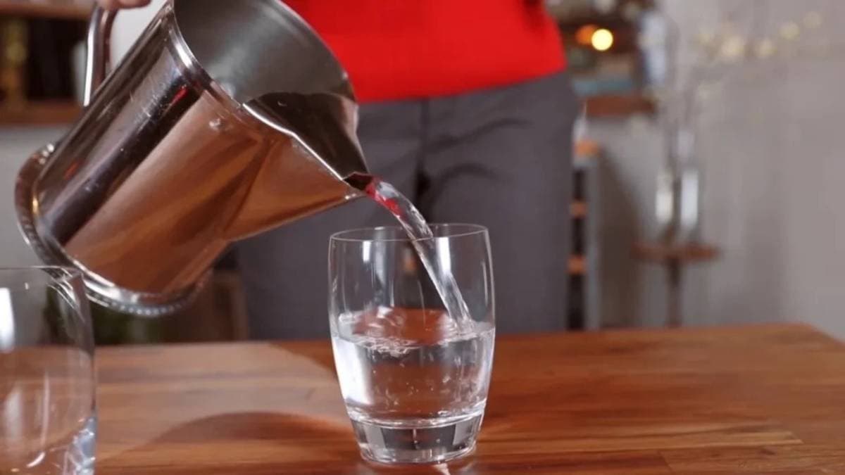 Why guests are offered water first when they come home the reason will shock you lif