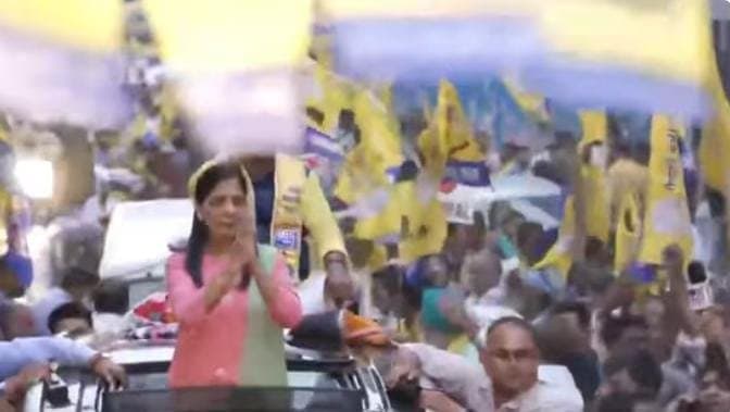  Sunita Kejriwal: প্রার্থীর হয়ে প্রচার, আপ-এর রোড শোয়ে সুনীতা