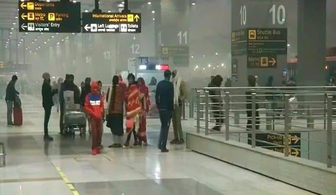 Delhi: কুয়াশা মোড়া দিল্লি, বিমান উড়ানে বিলম্ব 