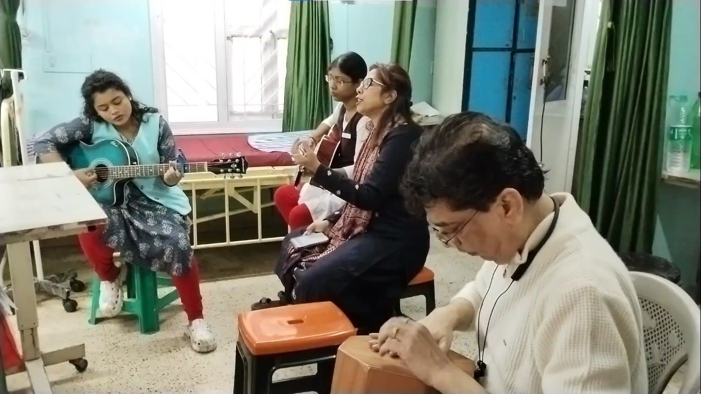 Music Therapy: রোগীকে ভাল রাখতে ওয়ার্ডে, ওটিতে গান গাইছেন ডাক্তার