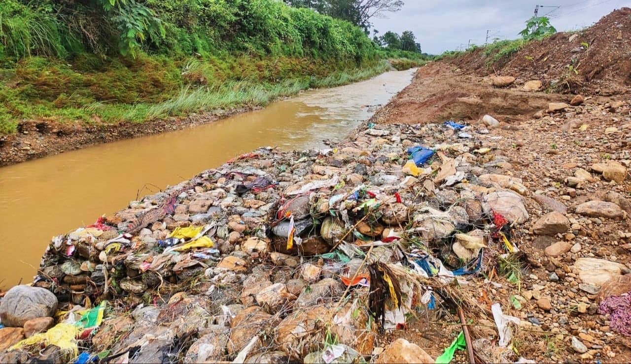 হাতিনালা পার হতে গিয়ে জলে হাবুডুবু খেল হাতি 