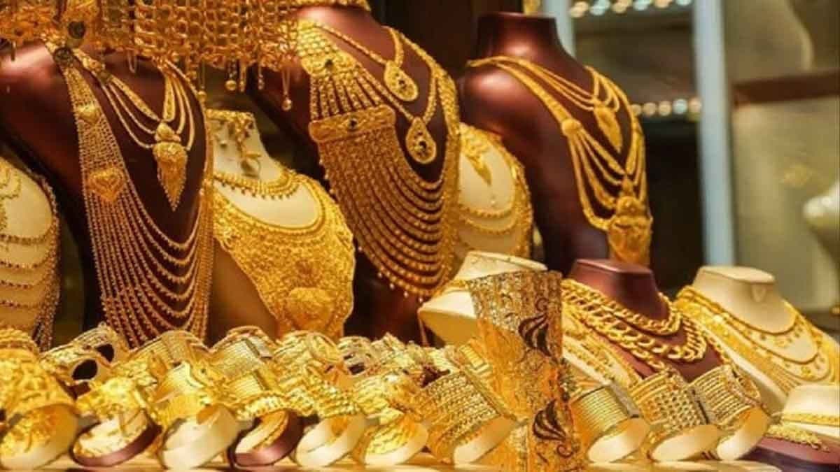 Gold Price Big Fall Today Check 22 and 24 Carat Gold Rate on 19 May
