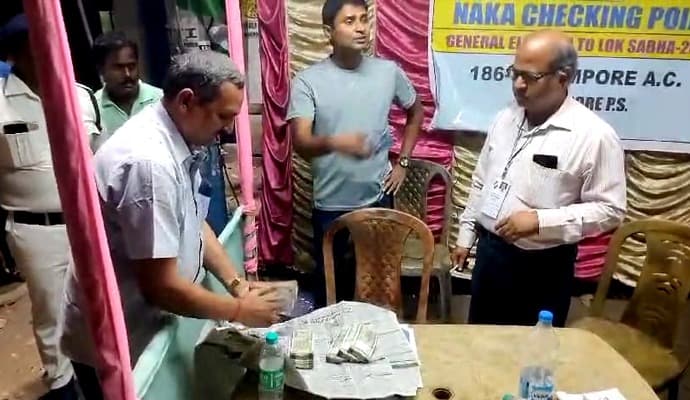 Chandannagar: ‌নাকা চেকিংয়ে গাড়ি থেকে উদ্ধার কয়েক লাখ টাকা