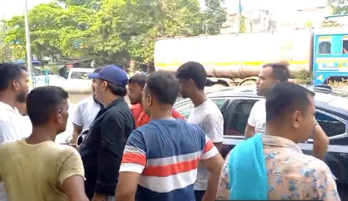 Belgharia: ‌বেলঘরিয়ায় ব্যবসায়ীকে খুনের চেষ্টা!‌ গাড়ি লক্ষ্য করে গুলি চালাল দুষ্কৃতীরা