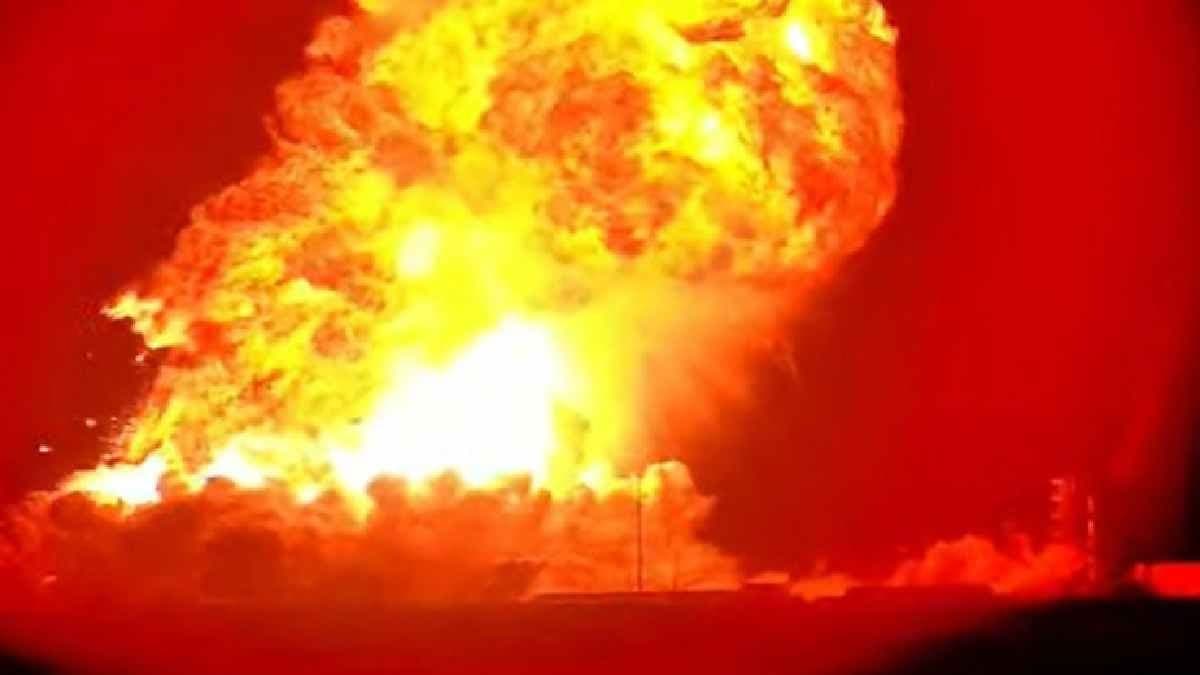 Big explosion rocks Elon Musk s SpaceX base on starship testing