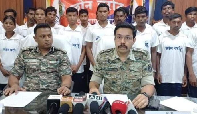 Chhattisgarh: পুলিশের কাছে আত্মসমর্পণ ৩৫ মাওবাদীর