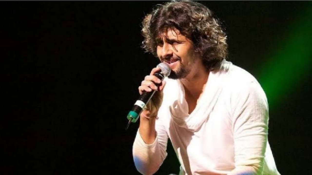 sonu nigam gets angry at crowd for interruption during kolkata concert ent