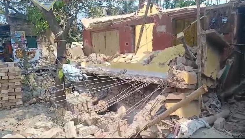 Hooghly: ‌বৈদ্যবাটিতে ভেঙে পড়ল পুরনো বাড়ির একাংশ, আহত দুই শ্রমিক 