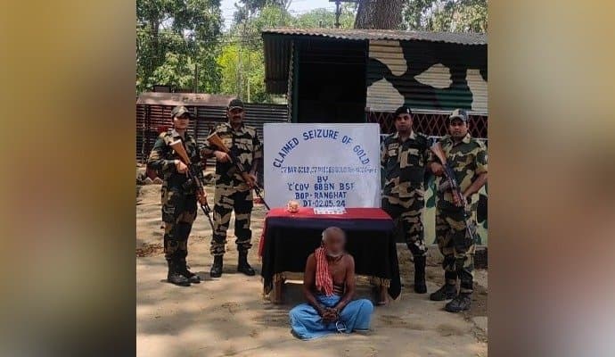বেল্টে লুকানো ১ কোটি টাকার সোনা সহ পাচারকারীকে গ্রেপ্তার করল বিএসএফ