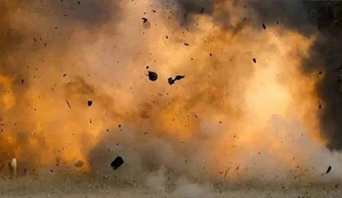 Murshidebad: তৃণমূলের প্রাক্তন কাউন্সিলরের বাড়িতে বোমাবা‌জির অভিযোগ, ডোমকলে চাঞ্চল্য 