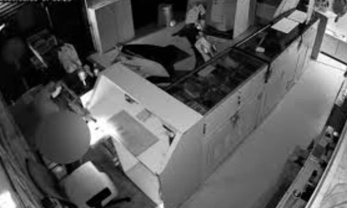 Bare body thief stole and fled with mobile phones worth million 