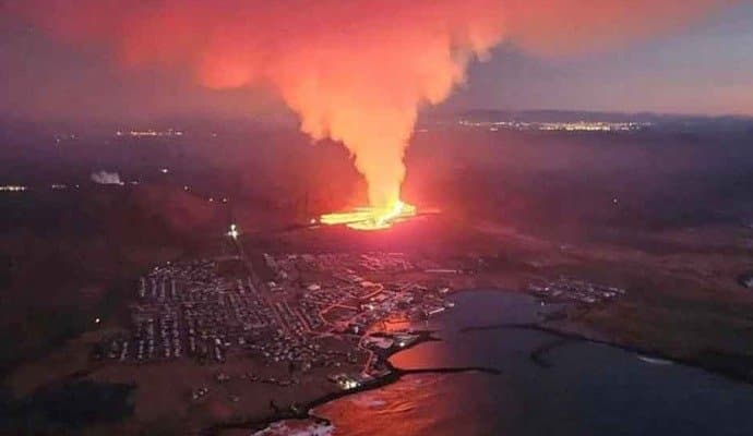 Iceland: আইসল্যান্ডে আগ্নেয়গিরির অগ্ন্যুৎপাত, ঘরছাড়া ৪০০০ মানুষ
