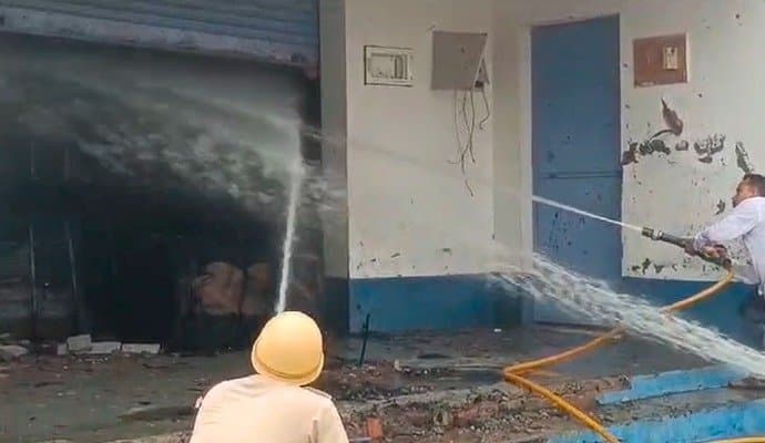 FIRE: খড়গ্রামে ধান সংরক্ষণাগারে ভয়াবহ অগ্নিকাণ্ড