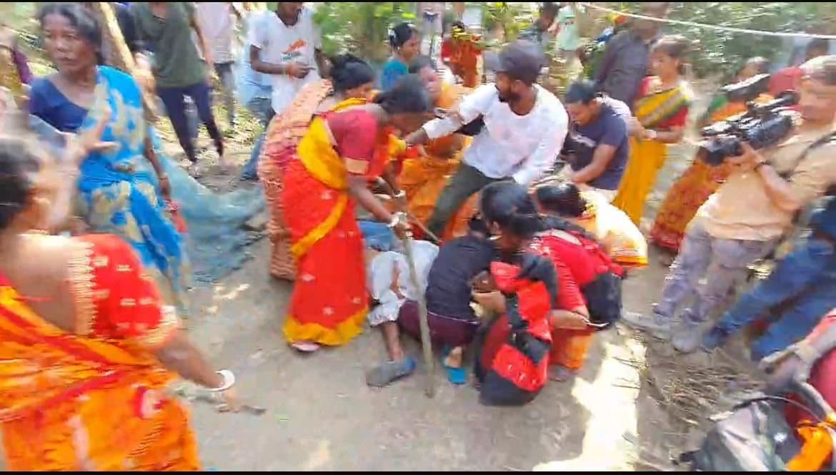 SANDESHKHALI: সন্দেশখালিতে বিজেপির বিক্ষোভ, বিধায়কের সামনেই তৃণমূল কর্মীকে মার