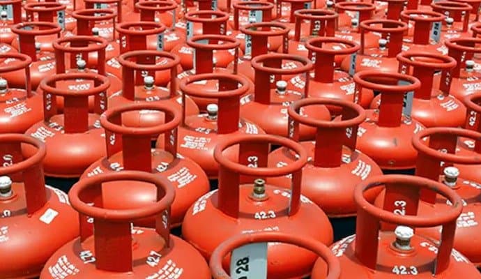 Gas Cylinder: ‌ভোটের মধ্যে কমল বাণিজ্যিক গ্যাস সিলিন্ডারের দাম 