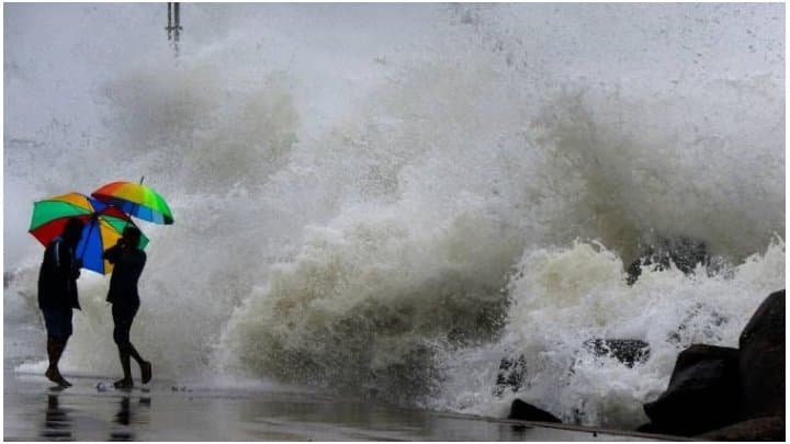 Weather Update: গভীর নিম্নচাপের জের, সপ্তাহান্তে ভারী বৃষ্টির সতর্কতা জেলায় জেলায় 