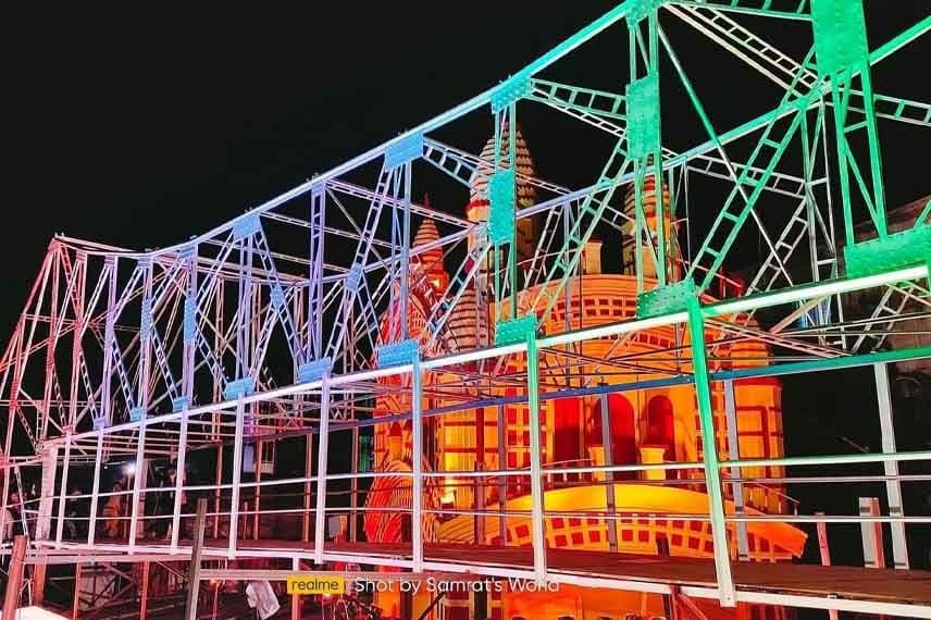 Kabiraj bagan sarbojonin has set up metro rail with howrah bridge for Durga Puja gnr