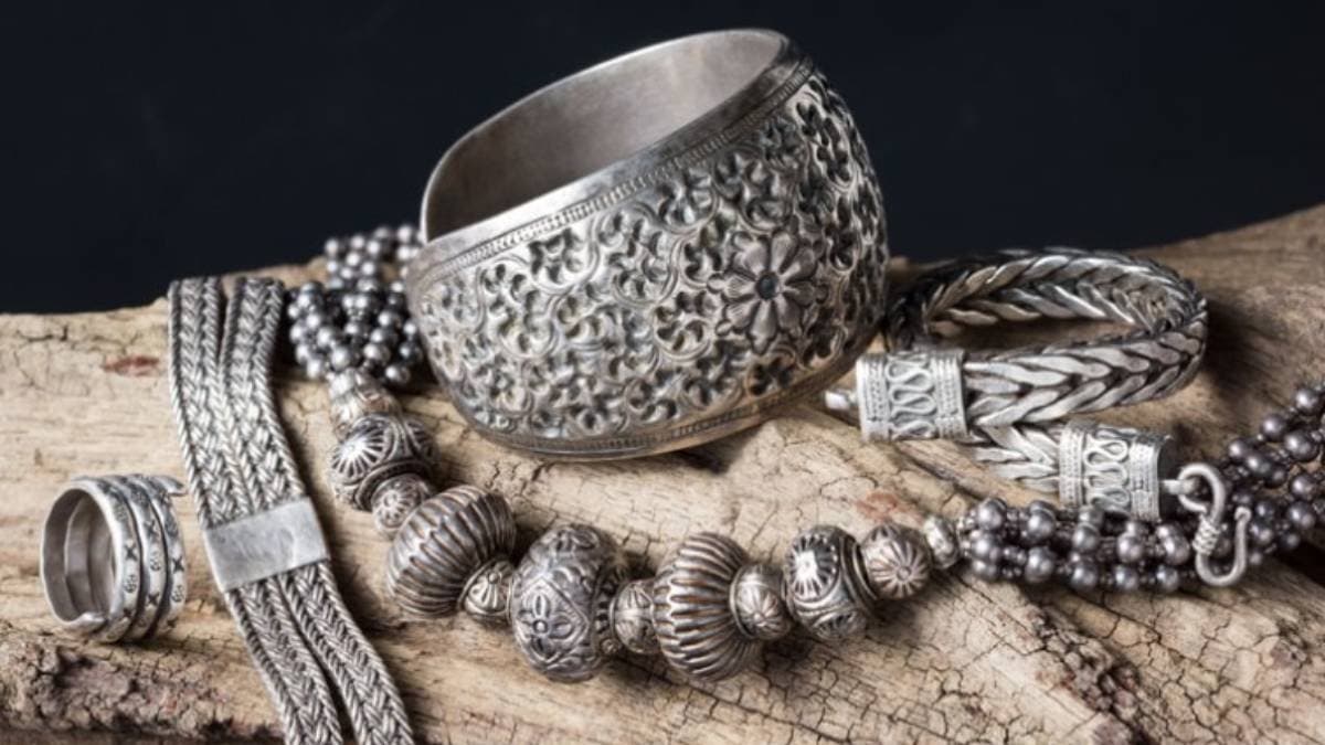 You can buy Silver Jewellery As gold price is high in dhanteras 2024 here is all details lif