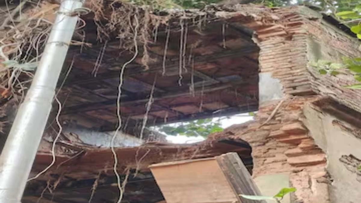 Two houses collapse in Kolkata due to rain