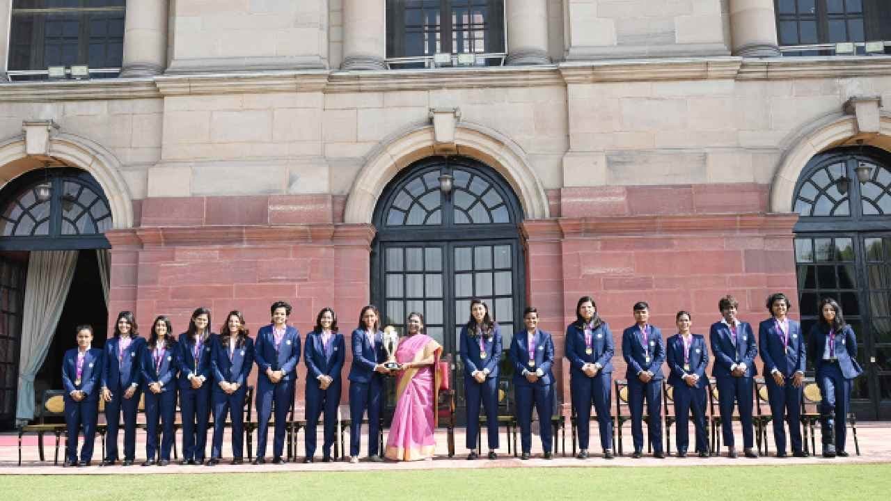 Members Of The Indian Women Cricket Team Call On The President Of India