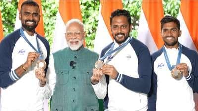 manu Bhaker Explains About Pistol, Hockey Team Presents Signed Stick As PM Narendra Modi Meets Olympic Contingent  spt