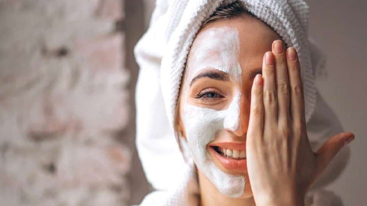 This Rice Flour Face pack helps to reduce wrinkles and brings glow on skin lif