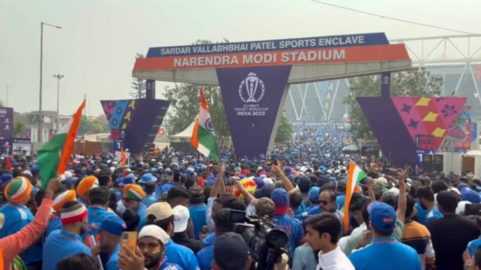 World Cup: ২৪ ঘণ্টায় বদলে গিয়েছে আহমেদাবাদের ছবি