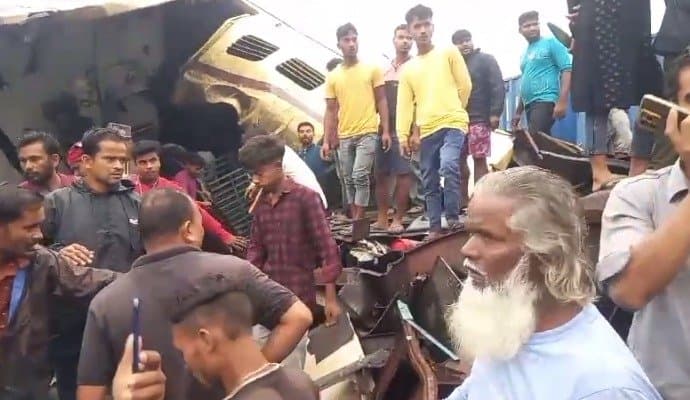 ৫টি বগি বাদ দিয়ে শিয়ালদার উদ্দেশ্যে রওনা দিল কাঞ্চনজঙ্ঘা এক্সপ্রেস