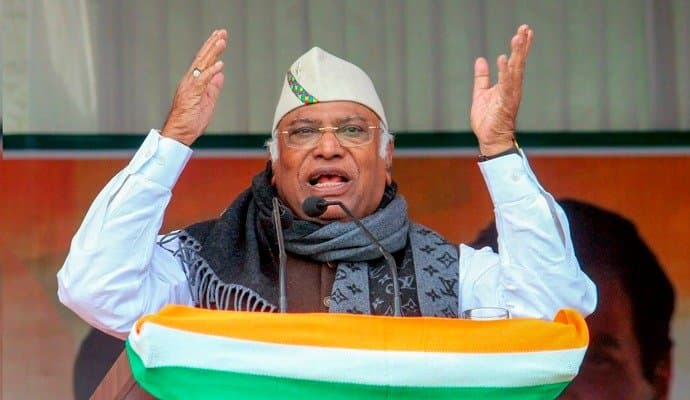 Mallikarjun Kharge:  ভোট লড়বেন না খাড়গে! তুঙ্গে জল্পনা