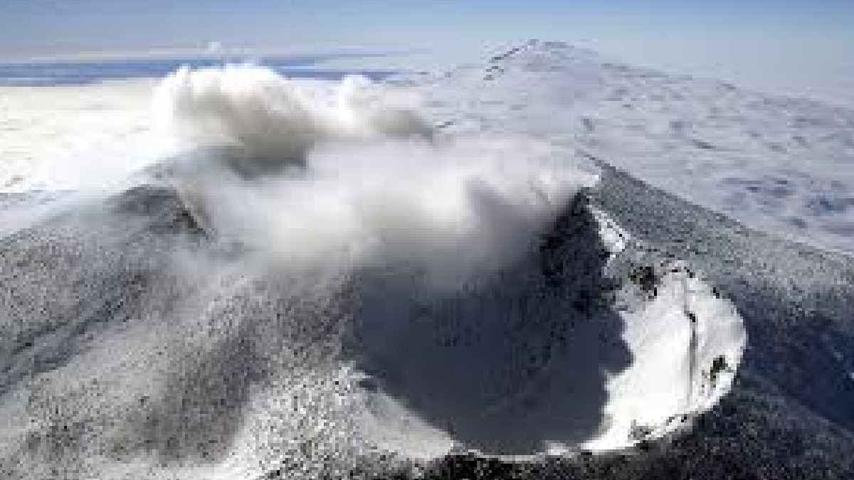 Hidden microbial world surviving without sunlight in Mount Erebus volcano 