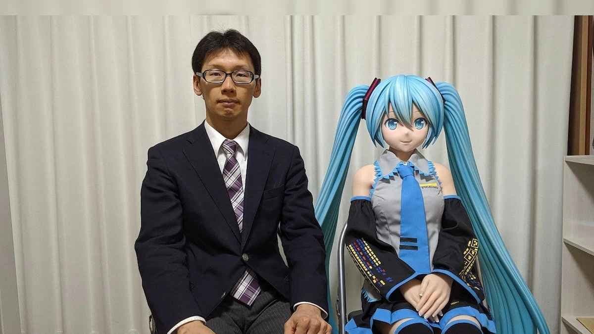 Japan Man Celebrates 6 Years Of Marriage With Virtual Wife gnr 