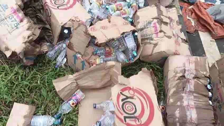Traffic congestion noticed on National Highway when locals started collecting liquor bottles after vehicle turned 