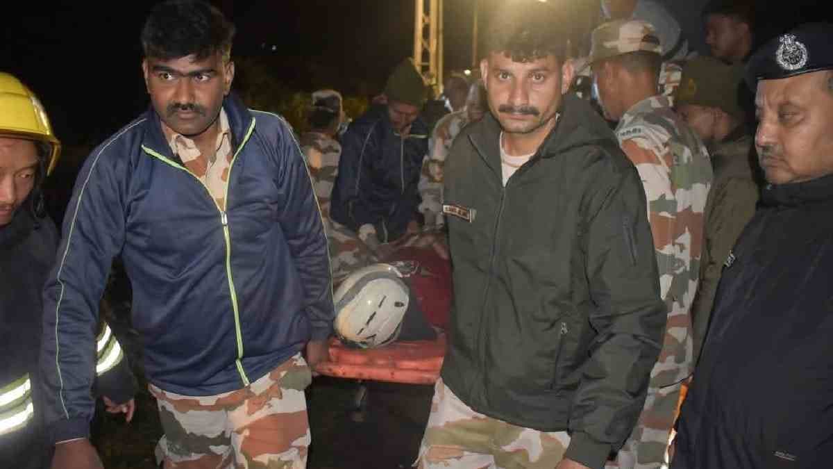 Car carrying 11 passenger fell into teesta river 