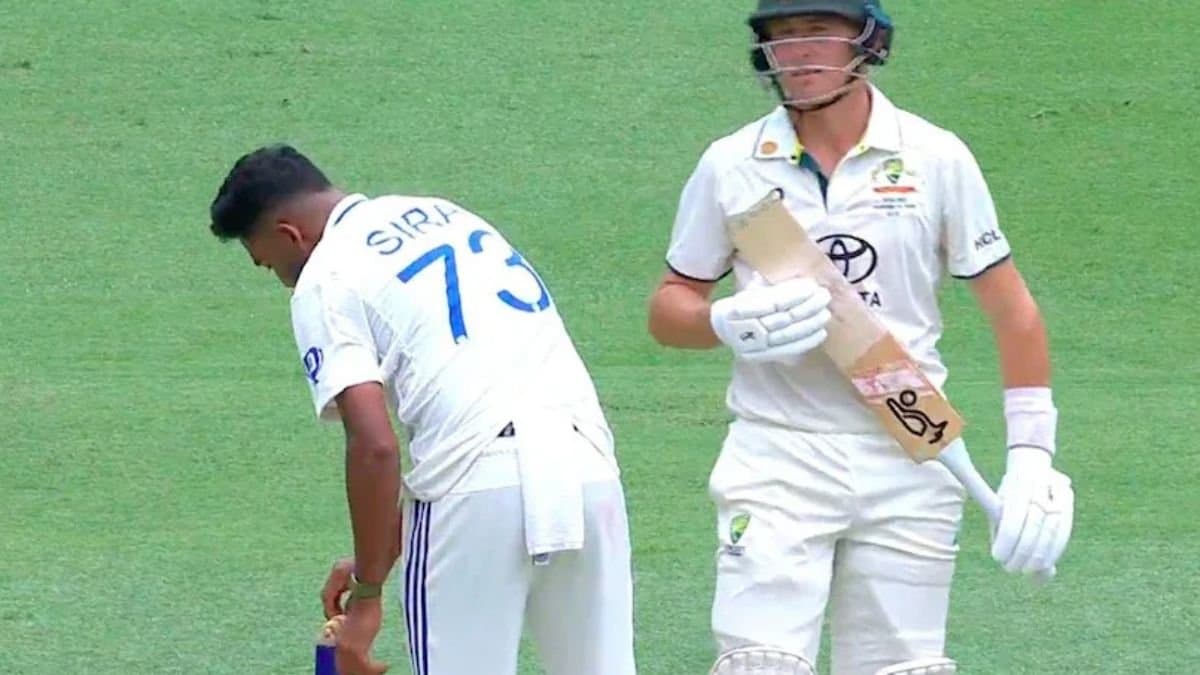  Mohammed Siraj swapped the bails, frustrating Labuschagne before his dismissal spt 