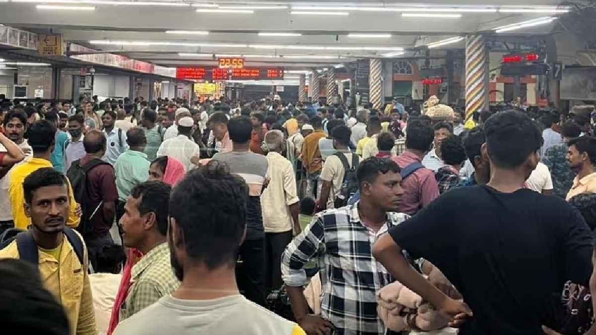 Technical snag at Sealdah Division led passengers in a mess