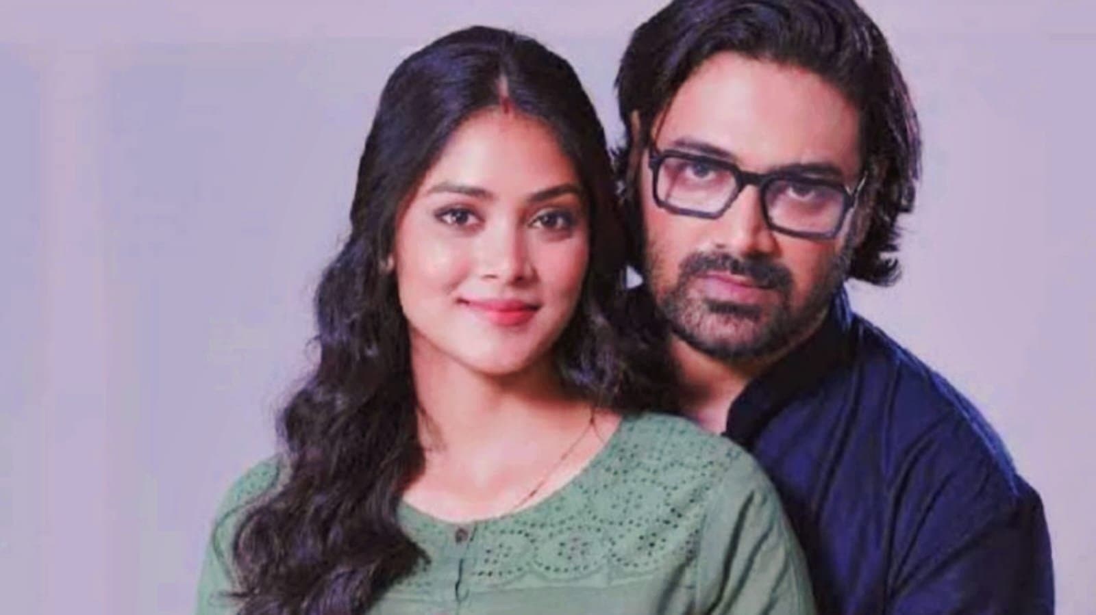 Pratik Sen and Sonamoni Saha come closer in star jalsha s parivaar award amid their breakup rumour ent