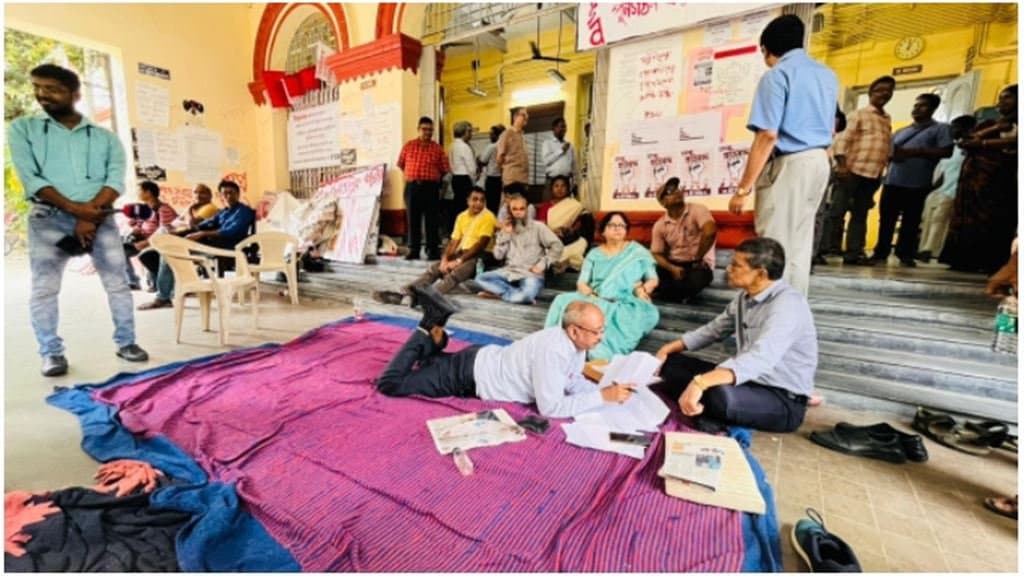 Jadavpur University: পড়ুয়াদের কাছে 'অপমানিত', প্রতিবাদে ধর্নায় যাদবপুর বিশ্ববিদ্যালয়ের অন্তর্বর্তীকালীন উপাচার্য