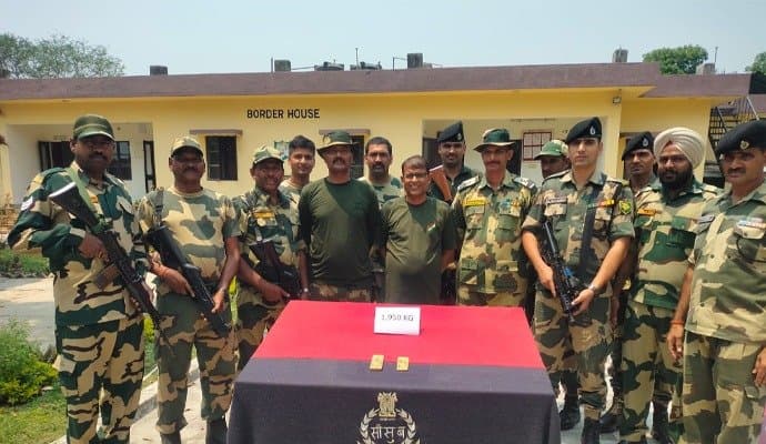 ভারত-বাংলাদেশ সীমান্তে দেড় কোটি টাকার সোনার ইট বাজেয়াপ্ত করল বিএসএফ