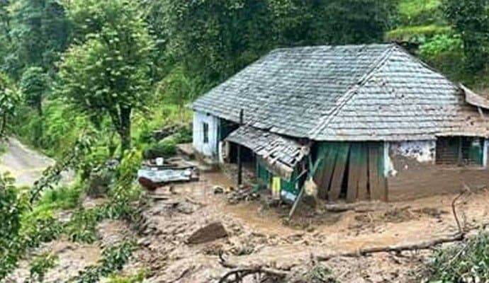 Himachal Pradesh: ভারি বৃষ্টিতে কোথাও ধস, কোথাও হড়পা বান, বিপর্যস্ত হিমাচলে মৃত বেড়ে ৪০ 