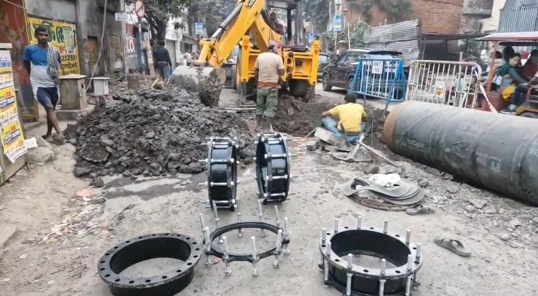 পাইপ বসাতে গিয়ে বিপত্তি, পদ্মপুকুরের পাইপলাইন ফেটে উত্তর হাওড়ার ১২টি ওয়ার্ড নির্জলা